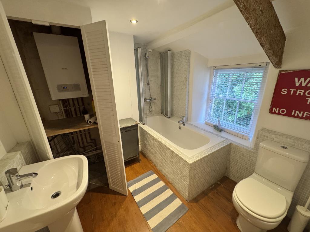Lot: 124 - PERIOD COTTAGE IN DESIRABLE LOCATION - View of bathroom